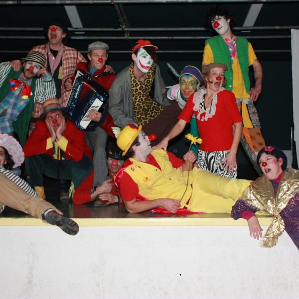 spectacle-clowns sur scène- pensée critique spectacle-clowns sur scène- pensée critique